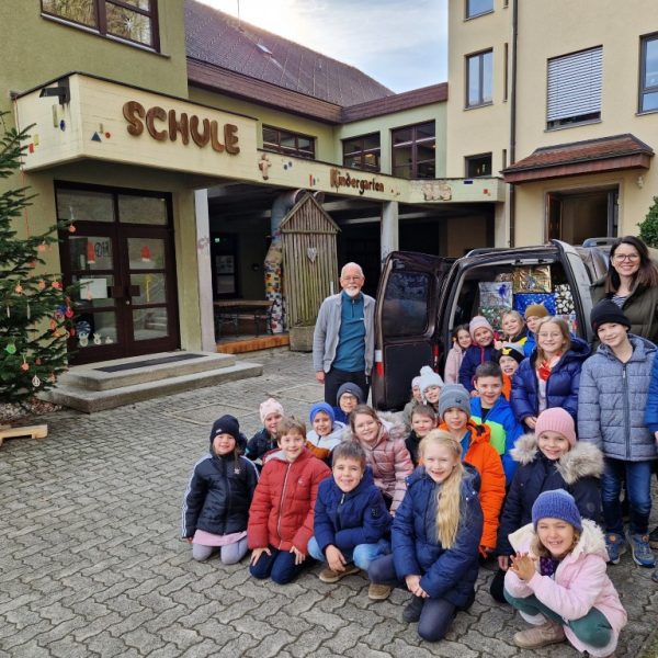 Weihnachtspaketaktion des ÖJRK